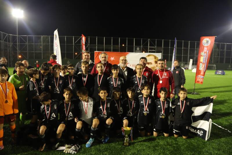 Kartal Belediyesi Cumhuriyet’in 100. Yılı Özel Futbol Turnuvası’nın Şampiyonu Kara Kartallar
